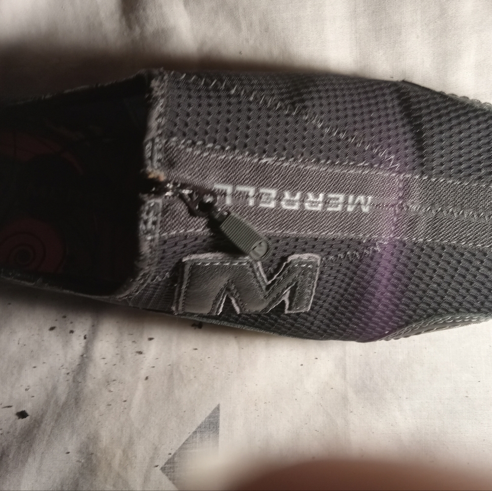 They are Merrell encore breeze shoes.\n Excellent. Condition.